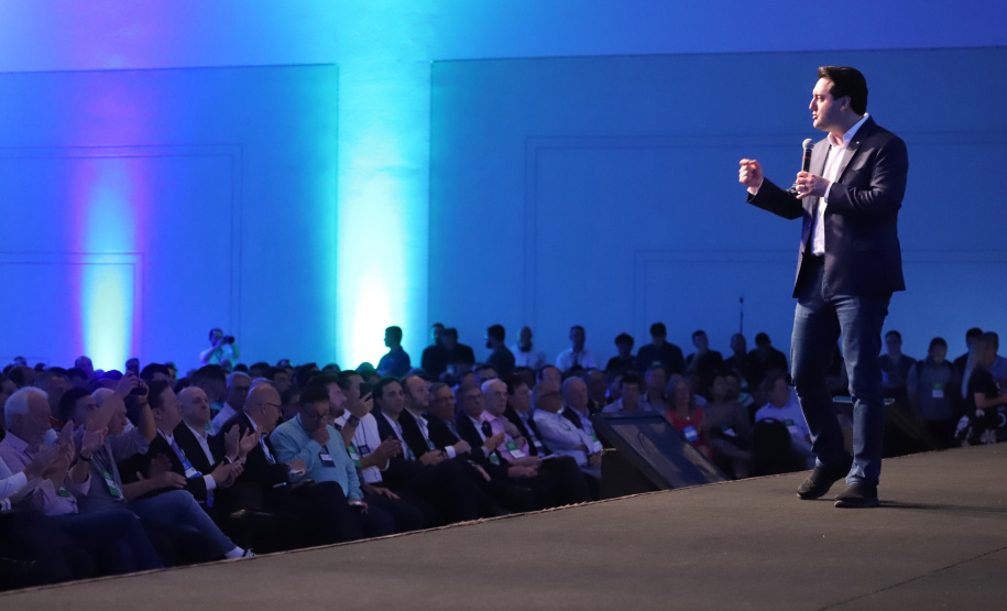 O governador Carlos Massa Ratinho Junior disse nesta quinta-feira (31), na abertura do encontro Governo 5.0, em Foz do Iguaçu, que o planejamento do Estado para os próximos anos será feito a muitas mãos, em parceria com os municípios, e que a inovação, o Novo Pensar e Novo Fazer, deve estar a serviço de todos os paranaenses. Ratinho Junior também assinou um pacote de investimentos de R$ 351 milhões nos municípios para os próximos anos. Foto: José Fernando Ogura/AEN