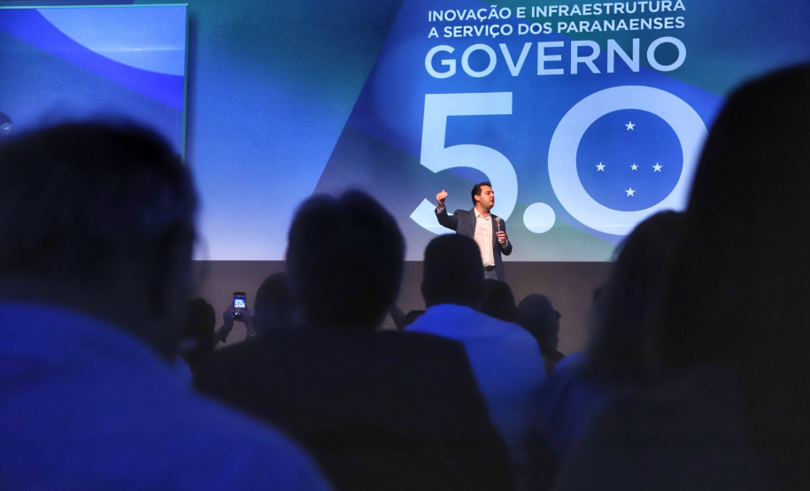 O governador Carlos Massa Ratinho Junior disse nesta quinta-feira (31), na abertura do encontro Governo 5.0, em Foz do Iguaçu, que o planejamento do Estado para os próximos anos será feito a muitas mãos, em parceria com os municípios, e que a inovação, o Novo Pensar e Novo Fazer, deve estar a serviço de todos os paranaenses. Ratinho Junior também assinou um pacote de investimentos de R$ 351 milhões nos municípios para os próximos anos. Foto: José Fernando Ogura/AEN