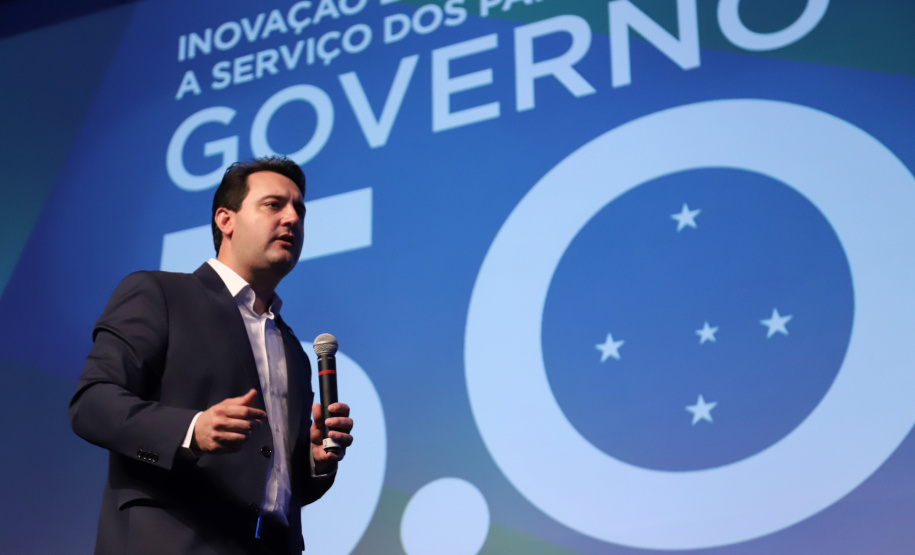 O governador Carlos Massa Ratinho Junior disse nesta quinta-feira (31), na abertura do encontro Governo 5.0, em Foz do Iguaçu, que o planejamento do Estado para os próximos anos será feito a muitas mãos, em parceria com os municípios, e que a inovação, o Novo Pensar e Novo Fazer, deve estar a serviço de todos os paranaenses. Ratinho Junior também assinou um pacote de investimentos de R$ 351 milhões nos municípios para os próximos anos. Foto: José Fernando Ogura/AEN