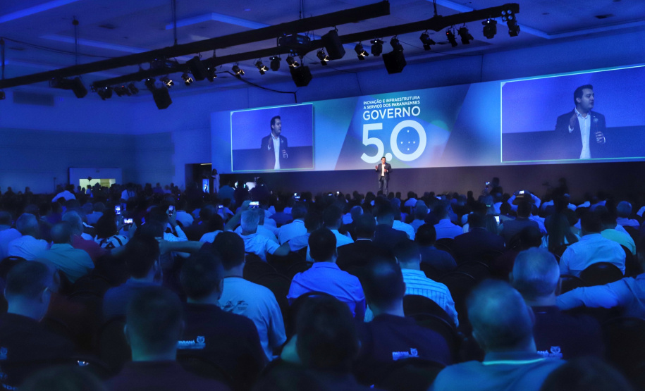 O governador Carlos Massa Ratinho Junior disse nesta quinta-feira (31), na abertura do encontro Governo 5.0, em Foz do Iguaçu, que o planejamento do Estado para os próximos anos será feito a muitas mãos, em parceria com os municípios, e que a inovação, o Novo Pensar e Novo Fazer, deve estar a serviço de todos os paranaenses. Ratinho Junior também assinou um pacote de investimentos de R$ 351 milhões nos municípios para os próximos anos. Foto: José Fernando Ogura/AEN