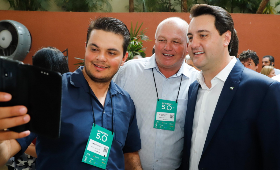 O governador Carlos Massa Ratinho Junior disse nesta quinta-feira (31), na abertura do encontro Governo 5.0, em Foz do Iguaçu, que o planejamento do Estado para os próximos anos será feito a muitas mãos, em parceria com os municípios, e que a inovação, o Novo Pensar e Novo Fazer, deve estar a serviço de todos os paranaenses. Ratinho Junior também assinou um pacote de investimentos de R$ 351 milhões nos municípios para os próximos anos.