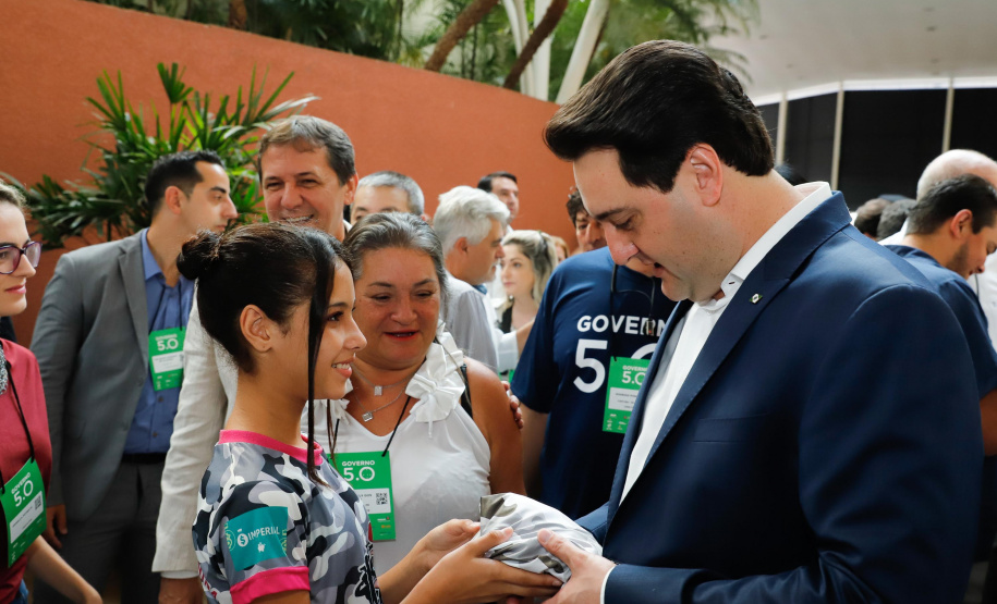 O governador Carlos Massa Ratinho Junior disse nesta quinta-feira (31), na abertura do encontro Governo 5.0, em Foz do Iguaçu, que o planejamento do Estado para os próximos anos será feito a muitas mãos, em parceria com os municípios, e que a inovação, o Novo Pensar e Novo Fazer, deve estar a serviço de todos os paranaenses. Ratinho Junior também assinou um pacote de investimentos de R$ 351 milhões nos municípios para os próximos anos.