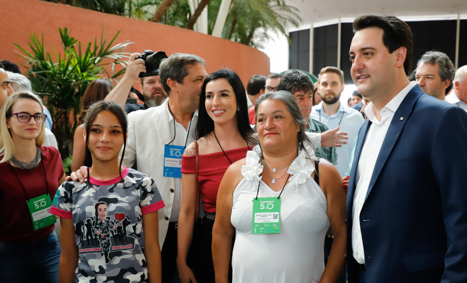 O governador Carlos Massa Ratinho Junior disse nesta quinta-feira (31), na abertura do encontro Governo 5.0, em Foz do Iguaçu, que o planejamento do Estado para os próximos anos será feito a muitas mãos, em parceria com os municípios, e que a inovação, o Novo Pensar e Novo Fazer, deve estar a serviço de todos os paranaenses. Ratinho Junior também assinou um pacote de investimentos de R$ 351 milhões nos municípios para os próximos anos.