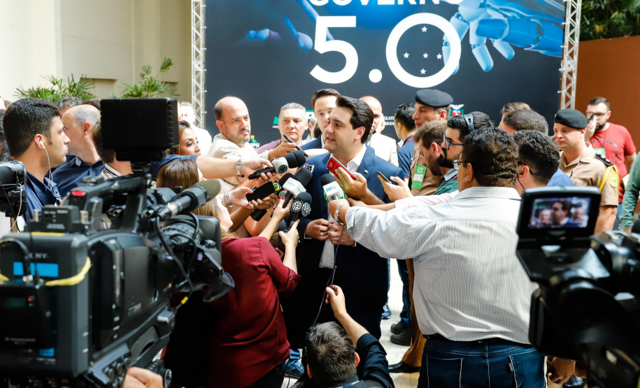 O governador Carlos Massa Ratinho Junior disse nesta quinta-feira (31), na abertura do encontro Governo 5.0, em Foz do Iguaçu, que o planejamento do Estado para os próximos anos será feito a muitas mãos, em parceria com os municípios, e que a inovação, o Novo Pensar e Novo Fazer, deve estar a serviço de todos os paranaenses. Ratinho Junior também assinou um pacote de investimentos de R$ 351 milhões nos municípios para os próximos anos.