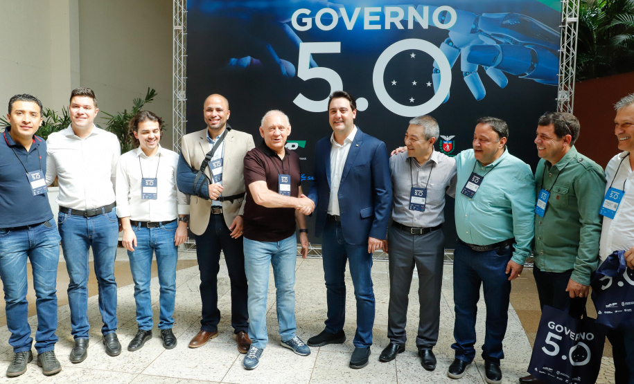 O governador Carlos Massa Ratinho Junior disse nesta quinta-feira (31), na abertura do encontro Governo 5.0, em Foz do Iguaçu, que o planejamento do Estado para os próximos anos será feito a muitas mãos, em parceria com os municípios, e que a inovação, o Novo Pensar e Novo Fazer, deve estar a serviço de todos os paranaenses. Ratinho Junior também assinou um pacote de investimentos de R$ 351 milhões nos municípios para os próximos anos.