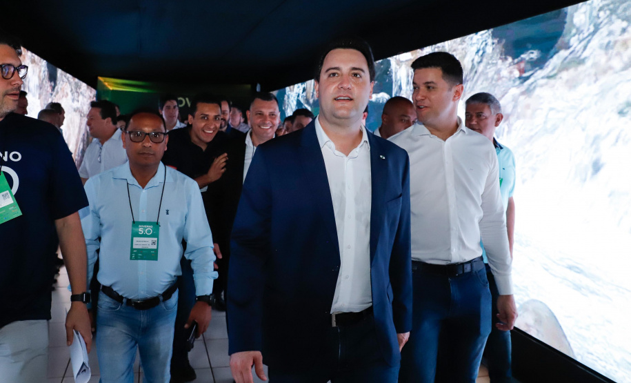 O governador Carlos Massa Ratinho Junior disse nesta quinta-feira (31), na abertura do encontro Governo 5.0, em Foz do Iguaçu, que o planejamento do Estado para os próximos anos será feito a muitas mãos, em parceria com os municípios, e que a inovação, o Novo Pensar e Novo Fazer, deve estar a serviço de todos os paranaenses. Ratinho Junior também assinou um pacote de investimentos de R$ 351 milhões nos municípios para os próximos anos.