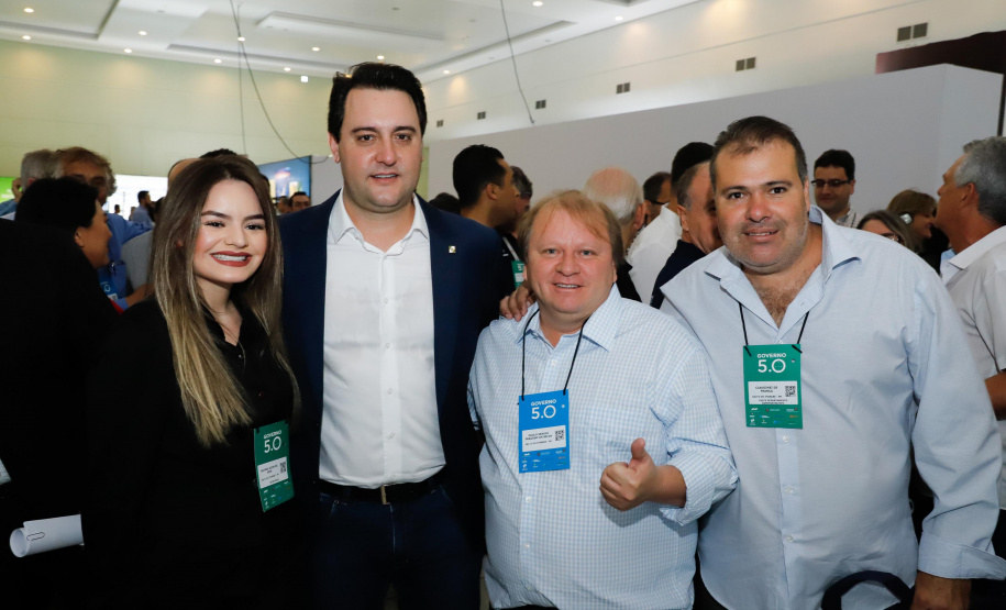 O governador Carlos Massa Ratinho Junior disse nesta quinta-feira (31), na abertura do encontro Governo 5.0, em Foz do Iguaçu, que o planejamento do Estado para os próximos anos será feito a muitas mãos, em parceria com os municípios, e que a inovação, o Novo Pensar e Novo Fazer, deve estar a serviço de todos os paranaenses. Ratinho Junior também assinou um pacote de investimentos de R$ 351 milhões nos municípios para os próximos anos.