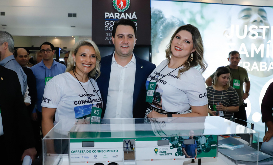 O governador Carlos Massa Ratinho Junior disse nesta quinta-feira (31), na abertura do encontro Governo 5.0, em Foz do Iguaçu, que o planejamento do Estado para os próximos anos será feito a muitas mãos, em parceria com os municípios, e que a inovação, o Novo Pensar e Novo Fazer, deve estar a serviço de todos os paranaenses. Ratinho Junior também assinou um pacote de investimentos de R$ 351 milhões nos municípios para os próximos anos.