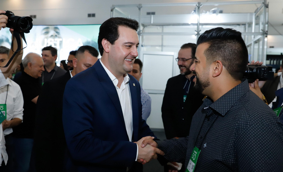 O governador Carlos Massa Ratinho Junior disse nesta quinta-feira (31), na abertura do encontro Governo 5.0, em Foz do Iguaçu, que o planejamento do Estado para os próximos anos será feito a muitas mãos, em parceria com os municípios, e que a inovação, o Novo Pensar e Novo Fazer, deve estar a serviço de todos os paranaenses. Ratinho Junior também assinou um pacote de investimentos de R$ 351 milhões nos municípios para os próximos anos.