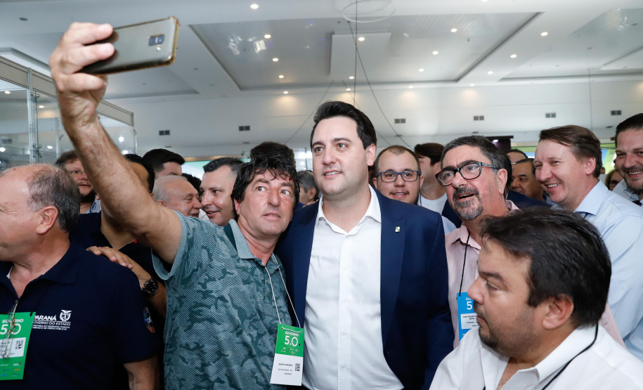 O governador Carlos Massa Ratinho Junior disse nesta quinta-feira (31), na abertura do encontro Governo 5.0, em Foz do Iguaçu, que o planejamento do Estado para os próximos anos será feito a muitas mãos, em parceria com os municípios, e que a inovação, o Novo Pensar e Novo Fazer, deve estar a serviço de todos os paranaenses. Ratinho Junior também assinou um pacote de investimentos de R$ 351 milhões nos municípios para os próximos anos.