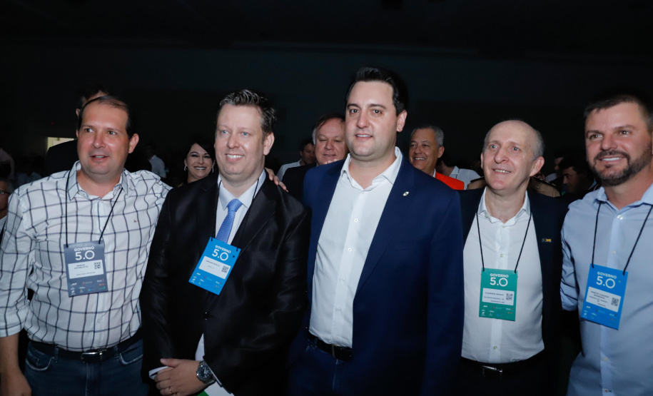 O governador Carlos Massa Ratinho Junior disse nesta quinta-feira (31), na abertura do encontro Governo 5.0, em Foz do Iguaçu, que o planejamento do Estado para os próximos anos será feito a muitas mãos, em parceria com os municípios, e que a inovação, o Novo Pensar e Novo Fazer, deve estar a serviço de todos os paranaenses. Ratinho Junior também assinou um pacote de investimentos de R$ 351 milhões nos municípios para os próximos anos.