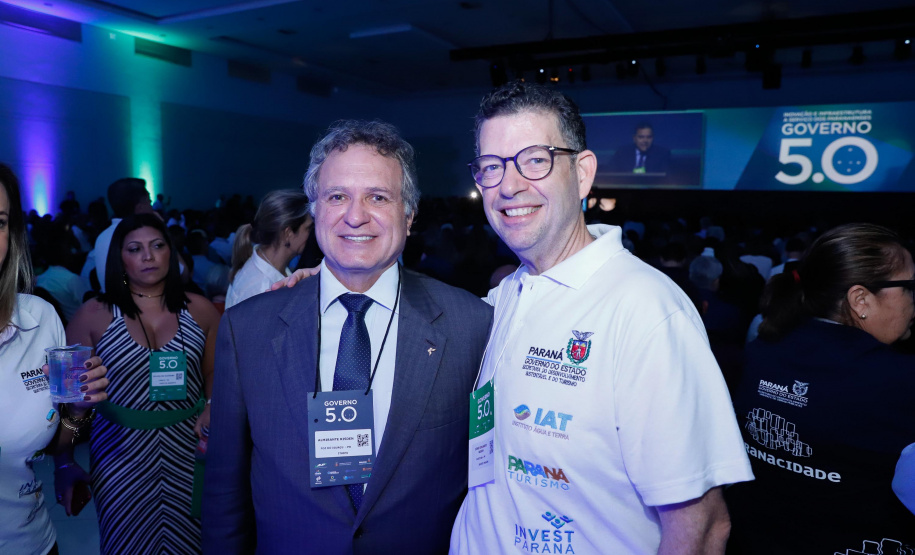 O governador Carlos Massa Ratinho Junior disse nesta quinta-feira (31), na abertura do encontro Governo 5.0, em Foz do Iguaçu, que o planejamento do Estado para os próximos anos será feito a muitas mãos, em parceria com os municípios, e que a inovação, o Novo Pensar e Novo Fazer, deve estar a serviço de todos os paranaenses. Ratinho Junior também assinou um pacote de investimentos de R$ 351 milhões nos municípios para os próximos anos.