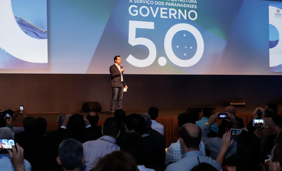 O governador Carlos Massa Ratinho Junior disse nesta quinta-feira (31), na abertura do encontro Governo 5.0, em Foz do Iguaçu, que o planejamento do Estado para os próximos anos será feito a muitas mãos, em parceria com os municípios, e que a inovação, o Novo Pensar e Novo Fazer, deve estar a serviço de todos os paranaenses. Ratinho Junior também assinou um pacote de investimentos de R$ 351 milhões nos municípios para os próximos anos.