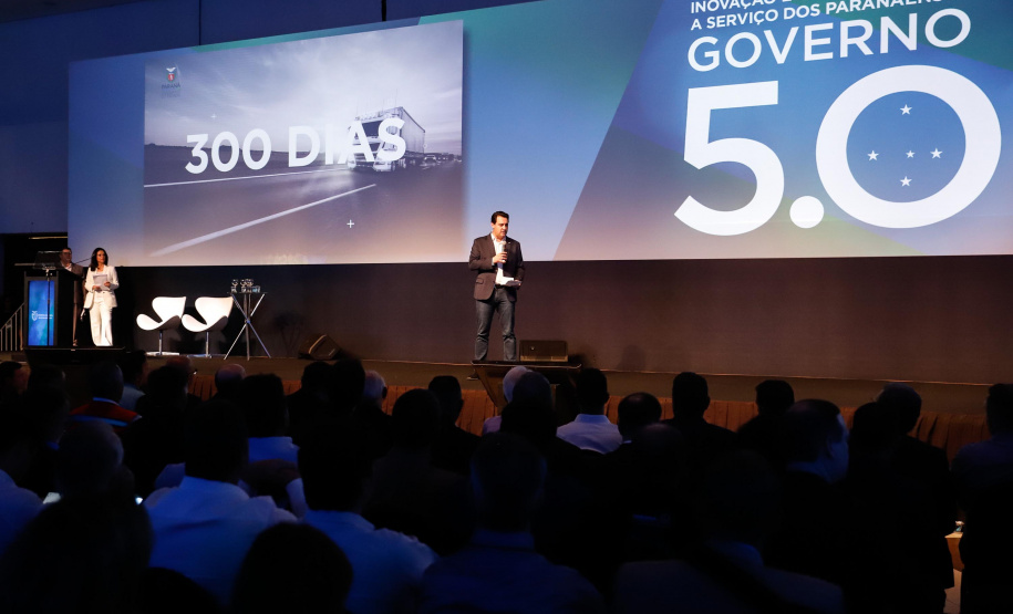 O governador Carlos Massa Ratinho Junior disse nesta quinta-feira (31), na abertura do encontro Governo 5.0, em Foz do Iguaçu, que o planejamento do Estado para os próximos anos será feito a muitas mãos, em parceria com os municípios, e que a inovação, o Novo Pensar e Novo Fazer, deve estar a serviço de todos os paranaenses. Ratinho Junior também assinou um pacote de investimentos de R$ 351 milhões nos municípios para os próximos anos.