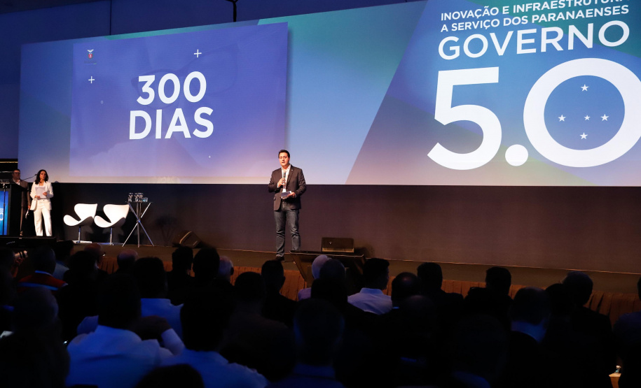 O governador Carlos Massa Ratinho Junior disse nesta quinta-feira (31), na abertura do encontro Governo 5.0, em Foz do Iguaçu, que o planejamento do Estado para os próximos anos será feito a muitas mãos, em parceria com os municípios, e que a inovação, o Novo Pensar e Novo Fazer, deve estar a serviço de todos os paranaenses. Ratinho Junior também assinou um pacote de investimentos de R$ 351 milhões nos municípios para os próximos anos.