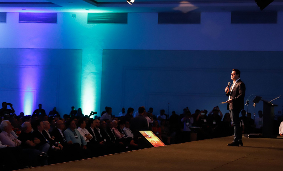 O governador Carlos Massa Ratinho Junior disse nesta quinta-feira (31), na abertura do encontro Governo 5.0, em Foz do Iguaçu, que o planejamento do Estado para os próximos anos será feito a muitas mãos, em parceria com os municípios, e que a inovação, o Novo Pensar e Novo Fazer, deve estar a serviço de todos os paranaenses. Ratinho Junior também assinou um pacote de investimentos de R$ 351 milhões nos municípios para os próximos anos.