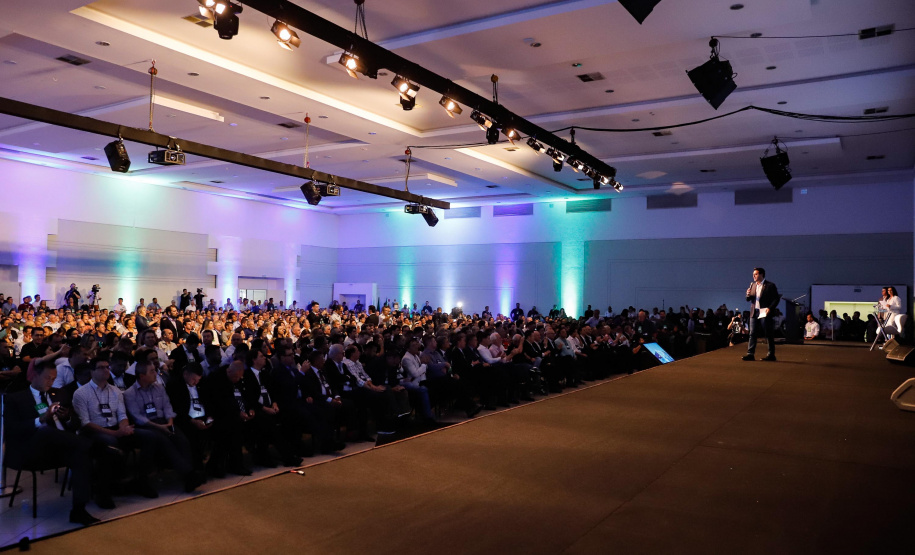 O governador Carlos Massa Ratinho Junior disse nesta quinta-feira (31), na abertura do encontro Governo 5.0, em Foz do Iguaçu, que o planejamento do Estado para os próximos anos será feito a muitas mãos, em parceria com os municípios, e que a inovação, o Novo Pensar e Novo Fazer, deve estar a serviço de todos os paranaenses. Ratinho Junior também assinou um pacote de investimentos de R$ 351 milhões nos municípios para os próximos anos.