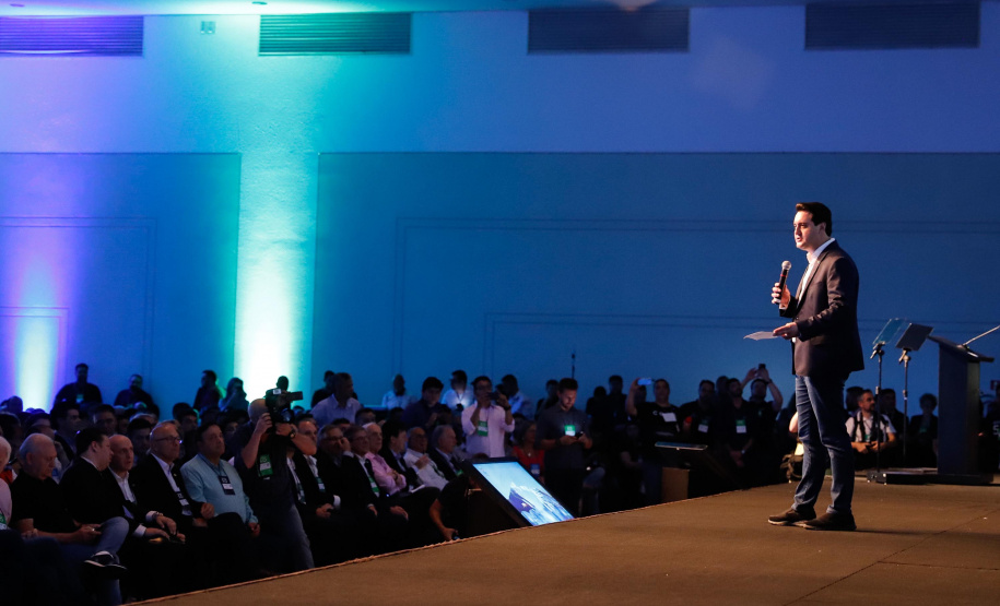 O governador Carlos Massa Ratinho Junior disse nesta quinta-feira (31), na abertura do encontro Governo 5.0, em Foz do Iguaçu, que o planejamento do Estado para os próximos anos será feito a muitas mãos, em parceria com os municípios, e que a inovação, o Novo Pensar e Novo Fazer, deve estar a serviço de todos os paranaenses. Ratinho Junior também assinou um pacote de investimentos de R$ 351 milhões nos municípios para os próximos anos.