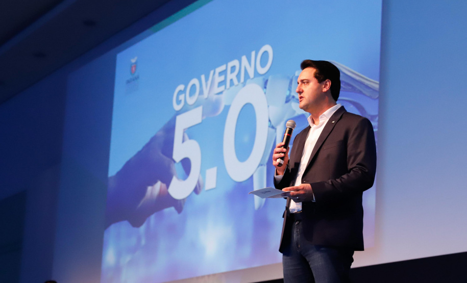 O governador Carlos Massa Ratinho Junior disse nesta quinta-feira (31), na abertura do encontro Governo 5.0, em Foz do Iguaçu, que o planejamento do Estado para os próximos anos será feito a muitas mãos, em parceria com os municípios, e que a inovação, o Novo Pensar e Novo Fazer, deve estar a serviço de todos os paranaenses. Ratinho Junior também assinou um pacote de investimentos de R$ 351 milhões nos municípios para os próximos anos.