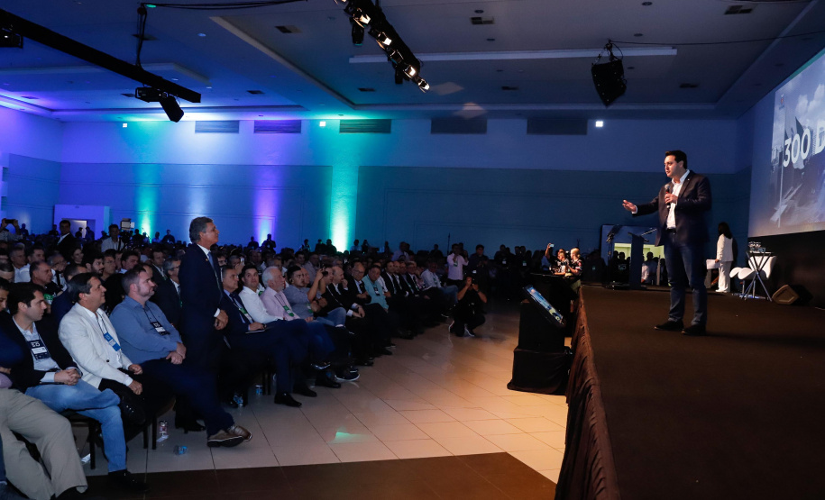 O governador Carlos Massa Ratinho Junior disse nesta quinta-feira (31), na abertura do encontro Governo 5.0, em Foz do Iguaçu, que o planejamento do Estado para os próximos anos será feito a muitas mãos, em parceria com os municípios, e que a inovação, o Novo Pensar e Novo Fazer, deve estar a serviço de todos os paranaenses. Ratinho Junior também assinou um pacote de investimentos de R$ 351 milhões nos municípios para os próximos anos.