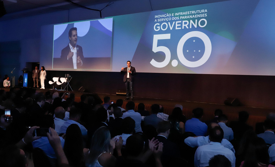 O governador Carlos Massa Ratinho Junior disse nesta quinta-feira (31), na abertura do encontro Governo 5.0, em Foz do Iguaçu, que o planejamento do Estado para os próximos anos será feito a muitas mãos, em parceria com os municípios, e que a inovação, o Novo Pensar e Novo Fazer, deve estar a serviço de todos os paranaenses. Ratinho Junior também assinou um pacote de investimentos de R$ 351 milhões nos municípios para os próximos anos.