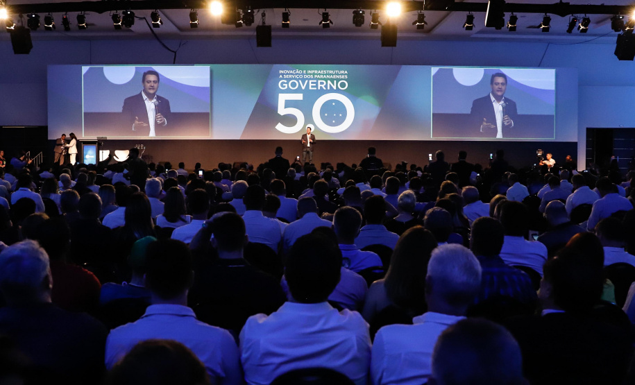 O governador Carlos Massa Ratinho Junior disse nesta quinta-feira (31), na abertura do encontro Governo 5.0, em Foz do Iguaçu, que o planejamento do Estado para os próximos anos será feito a muitas mãos, em parceria com os municípios, e que a inovação, o Novo Pensar e Novo Fazer, deve estar a serviço de todos os paranaenses. Ratinho Junior também assinou um pacote de investimentos de R$ 351 milhões nos municípios para os próximos anos.