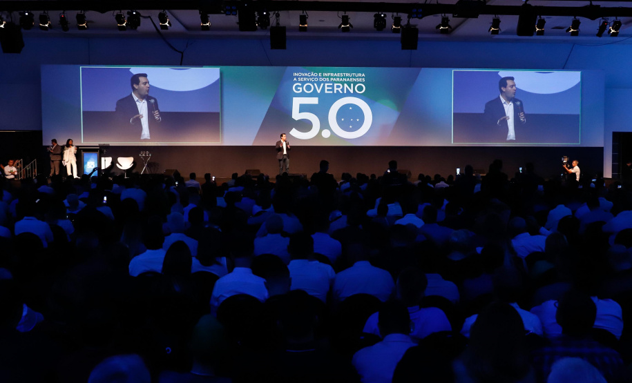 O governador Carlos Massa Ratinho Junior disse nesta quinta-feira (31), na abertura do encontro Governo 5.0, em Foz do Iguaçu, que o planejamento do Estado para os próximos anos será feito a muitas mãos, em parceria com os municípios, e que a inovação, o Novo Pensar e Novo Fazer, deve estar a serviço de todos os paranaenses. Ratinho Junior também assinou um pacote de investimentos de R$ 351 milhões nos municípios para os próximos anos.