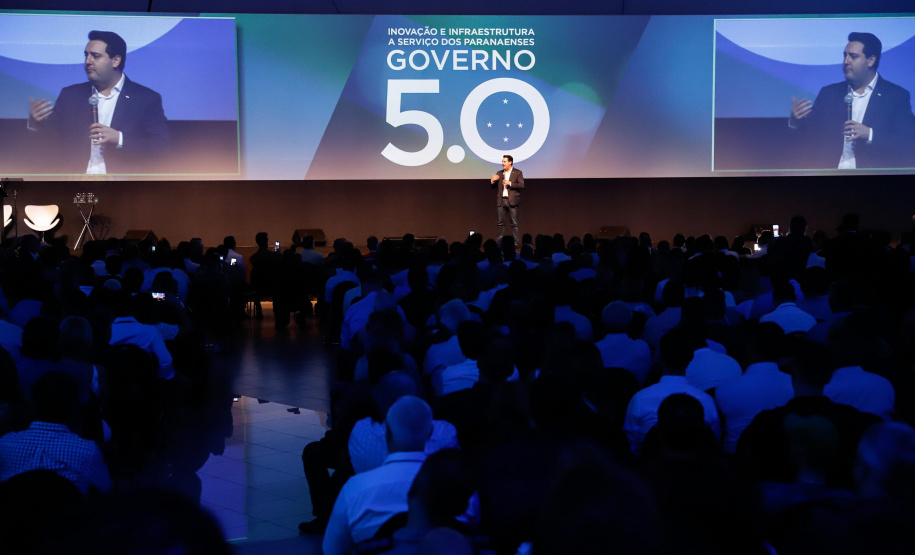 O governador Carlos Massa Ratinho Junior disse nesta quinta-feira (31), na abertura do encontro Governo 5.0, em Foz do Iguaçu, que o planejamento do Estado para os próximos anos será feito a muitas mãos, em parceria com os municípios, e que a inovação, o Novo Pensar e Novo Fazer, deve estar a serviço de todos os paranaenses. Ratinho Junior também assinou um pacote de investimentos de R$ 351 milhões nos municípios para os próximos anos.