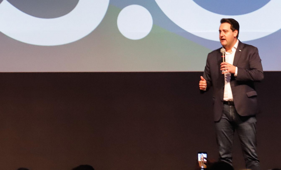 O governador Carlos Massa Ratinho Junior disse nesta quinta-feira (31), na abertura do encontro Governo 5.0, em Foz do Iguaçu, que o planejamento do Estado para os próximos anos será feito a muitas mãos, em parceria com os municípios, e que a inovação, o Novo Pensar e Novo Fazer, deve estar a serviço de todos os paranaenses. Ratinho Junior também assinou um pacote de investimentos de R$ 351 milhões nos municípios para os próximos anos.