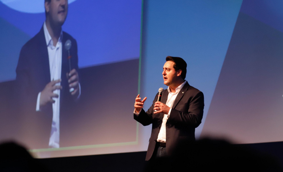 O governador Carlos Massa Ratinho Junior disse nesta quinta-feira (31), na abertura do encontro Governo 5.0, em Foz do Iguaçu, que o planejamento do Estado para os próximos anos será feito a muitas mãos, em parceria com os municípios, e que a inovação, o Novo Pensar e Novo Fazer, deve estar a serviço de todos os paranaenses. Ratinho Junior também assinou um pacote de investimentos de R$ 351 milhões nos municípios para os próximos anos.