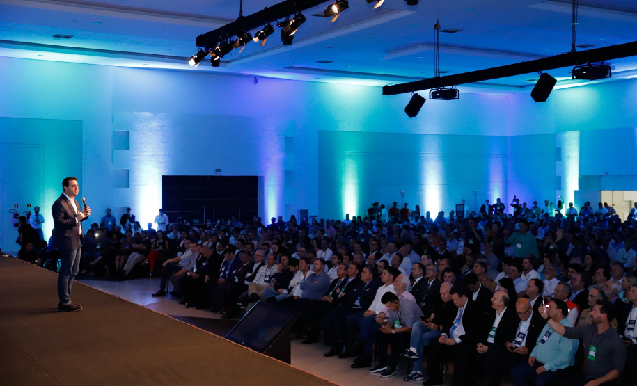 O governador Carlos Massa Ratinho Junior disse nesta quinta-feira (31), na abertura do encontro Governo 5.0, em Foz do Iguaçu, que o planejamento do Estado para os próximos anos será feito a muitas mãos, em parceria com os municípios, e que a inovação, o Novo Pensar e Novo Fazer, deve estar a serviço de todos os paranaenses. Ratinho Junior também assinou um pacote de investimentos de R$ 351 milhões nos municípios para os próximos anos.