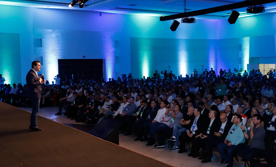 O governador Carlos Massa Ratinho Junior disse nesta quinta-feira (31), na abertura do encontro Governo 5.0, em Foz do Iguaçu, que o planejamento do Estado para os próximos anos será feito a muitas mãos, em parceria com os municípios, e que a inovação, o Novo Pensar e Novo Fazer, deve estar a serviço de todos os paranaenses. Ratinho Junior também assinou um pacote de investimentos de R$ 351 milhões nos municípios para os próximos anos.