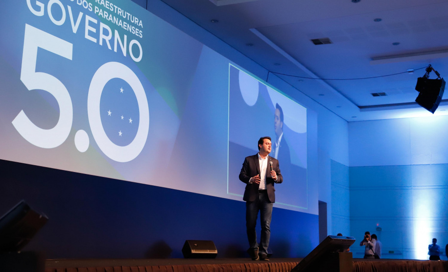 O governador Carlos Massa Ratinho Junior disse nesta quinta-feira (31), na abertura do encontro Governo 5.0, em Foz do Iguaçu, que o planejamento do Estado para os próximos anos será feito a muitas mãos, em parceria com os municípios, e que a inovação, o Novo Pensar e Novo Fazer, deve estar a serviço de todos os paranaenses. Ratinho Junior também assinou um pacote de investimentos de R$ 351 milhões nos municípios para os próximos anos.
