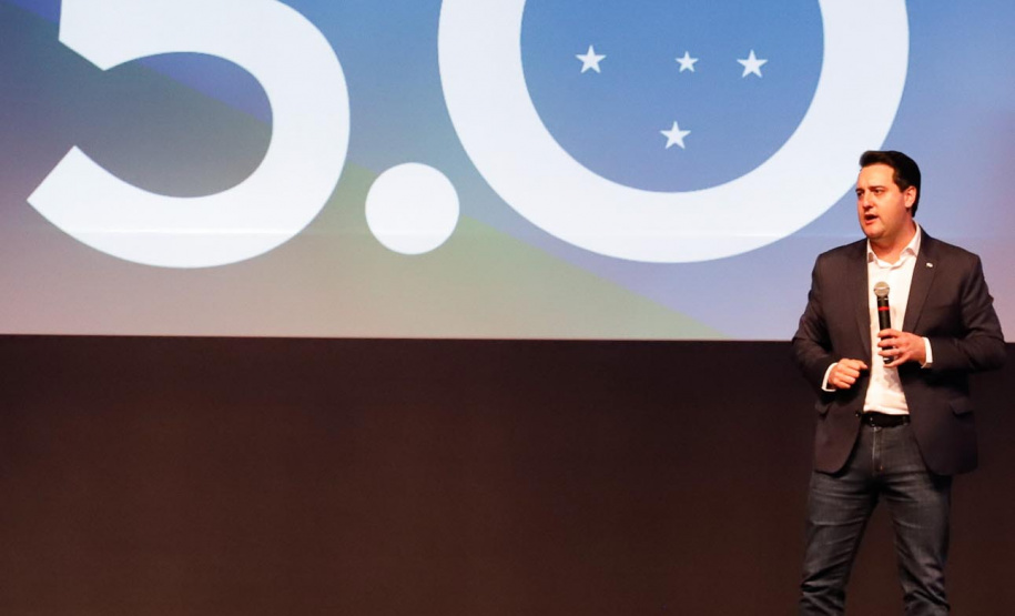 O governador Carlos Massa Ratinho Junior disse nesta quinta-feira (31), na abertura do encontro Governo 5.0, em Foz do Iguaçu, que o planejamento do Estado para os próximos anos será feito a muitas mãos, em parceria com os municípios, e que a inovação, o Novo Pensar e Novo Fazer, deve estar a serviço de todos os paranaenses. Ratinho Junior também assinou um pacote de investimentos de R$ 351 milhões nos municípios para os próximos anos.