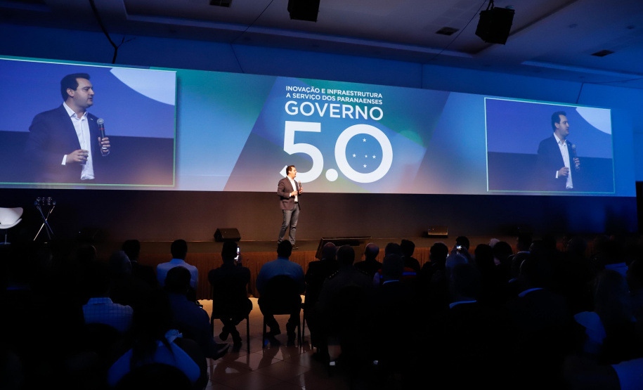 O governador Carlos Massa Ratinho Junior disse nesta quinta-feira (31), na abertura do encontro Governo 5.0, em Foz do Iguaçu, que o planejamento do Estado para os próximos anos será feito a muitas mãos, em parceria com os municípios, e que a inovação, o Novo Pensar e Novo Fazer, deve estar a serviço de todos os paranaenses. Ratinho Junior também assinou um pacote de investimentos de R$ 351 milhões nos municípios para os próximos anos.