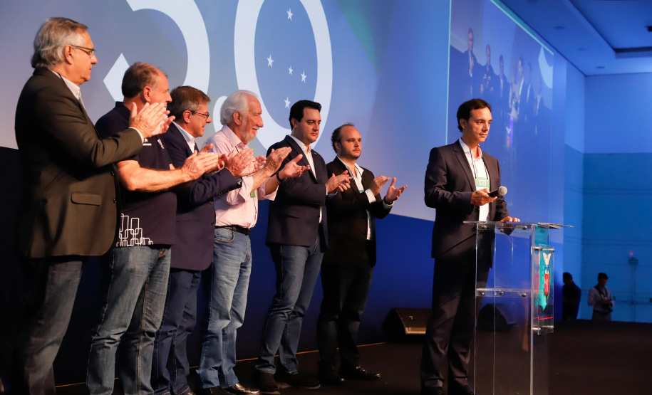 O governador Carlos Massa Ratinho Junior disse nesta quinta-feira (31), na abertura do encontro Governo 5.0, em Foz do Iguaçu, que o planejamento do Estado para os próximos anos será feito a muitas mãos, em parceria com os municípios, e que a inovação, o Novo Pensar e Novo Fazer, deve estar a serviço de todos os paranaenses. Ratinho Junior também assinou um pacote de investimentos de R$ 351 milhões nos municípios para os próximos anos.