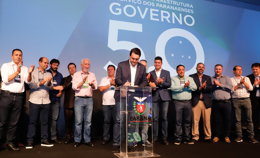 O governador Carlos Massa Ratinho Junior disse nesta quinta-feira (31), na abertura do encontro Governo 5.0, em Foz do Iguaçu, que o planejamento do Estado para os próximos anos será feito a muitas mãos, em parceria com os municípios, e que a inovação, o Novo Pensar e Novo Fazer, deve estar a serviço de todos os paranaenses. Ratinho Junior também assinou um pacote de investimentos de R$ 351 milhões nos municípios para os próximos anos.