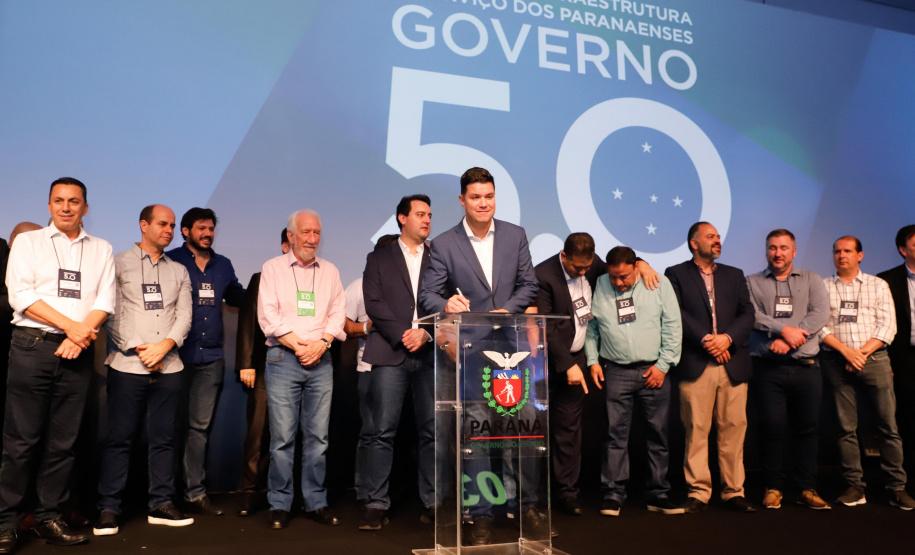 O governador Carlos Massa Ratinho Junior disse nesta quinta-feira (31), na abertura do encontro Governo 5.0, em Foz do Iguaçu, que o planejamento do Estado para os próximos anos será feito a muitas mãos, em parceria com os municípios, e que a inovação, o Novo Pensar e Novo Fazer, deve estar a serviço de todos os paranaenses. Ratinho Junior também assinou um pacote de investimentos de R$ 351 milhões nos municípios para os próximos anos.