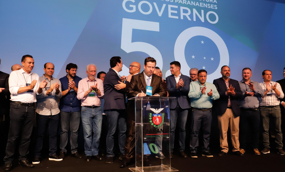 O governador Carlos Massa Ratinho Junior disse nesta quinta-feira (31), na abertura do encontro Governo 5.0, em Foz do Iguaçu, que o planejamento do Estado para os próximos anos será feito a muitas mãos, em parceria com os municípios, e que a inovação, o Novo Pensar e Novo Fazer, deve estar a serviço de todos os paranaenses. Ratinho Junior também assinou um pacote de investimentos de R$ 351 milhões nos municípios para os próximos anos.