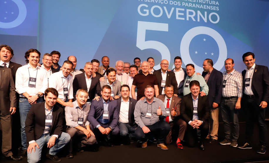O governador Carlos Massa Ratinho Junior disse nesta quinta-feira (31), na abertura do encontro Governo 5.0, em Foz do Iguaçu, que o planejamento do Estado para os próximos anos será feito a muitas mãos, em parceria com os municípios, e que a inovação, o Novo Pensar e Novo Fazer, deve estar a serviço de todos os paranaenses. Ratinho Junior também assinou um pacote de investimentos de R$ 351 milhões nos municípios para os próximos anos.