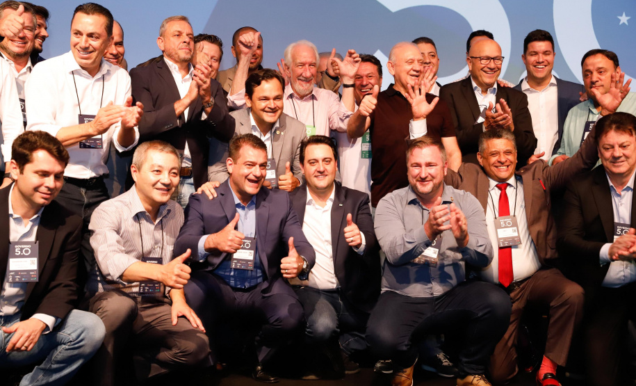 O governador Carlos Massa Ratinho Junior disse nesta quinta-feira (31), na abertura do encontro Governo 5.0, em Foz do Iguaçu, que o planejamento do Estado para os próximos anos será feito a muitas mãos, em parceria com os municípios, e que a inovação, o Novo Pensar e Novo Fazer, deve estar a serviço de todos os paranaenses. Ratinho Junior também assinou um pacote de investimentos de R$ 351 milhões nos municípios para os próximos anos.
