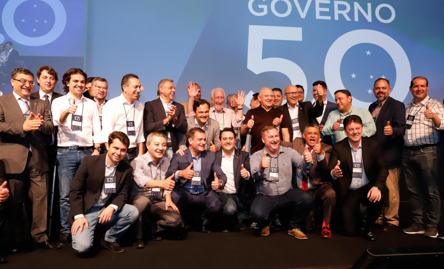 O governador Carlos Massa Ratinho Junior disse nesta quinta-feira (31), na abertura do encontro Governo 5.0, em Foz do Iguaçu, que o planejamento do Estado para os próximos anos será feito a muitas mãos, em parceria com os municípios, e que a inovação, o Novo Pensar e Novo Fazer, deve estar a serviço de todos os paranaenses. Ratinho Junior também assinou um pacote de investimentos de R$ 351 milhões nos municípios para os próximos anos.