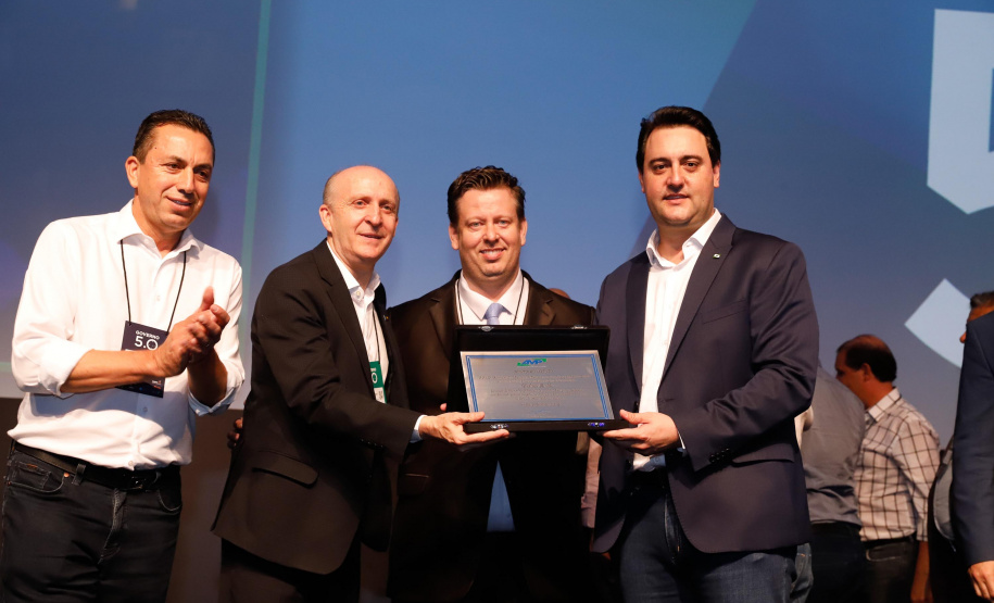 O governador Carlos Massa Ratinho Junior disse nesta quinta-feira (31), na abertura do encontro Governo 5.0, em Foz do Iguaçu, que o planejamento do Estado para os próximos anos será feito a muitas mãos, em parceria com os municípios, e que a inovação, o Novo Pensar e Novo Fazer, deve estar a serviço de todos os paranaenses. Ratinho Junior também assinou um pacote de investimentos de R$ 351 milhões nos municípios para os próximos anos.