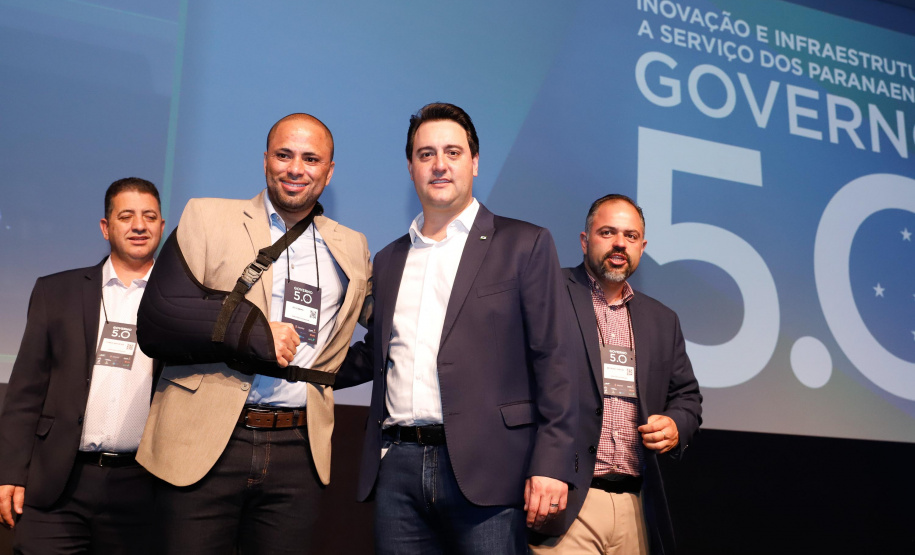 O governador Carlos Massa Ratinho Junior disse nesta quinta-feira (31), na abertura do encontro Governo 5.0, em Foz do Iguaçu, que o planejamento do Estado para os próximos anos será feito a muitas mãos, em parceria com os municípios, e que a inovação, o Novo Pensar e Novo Fazer, deve estar a serviço de todos os paranaenses. Ratinho Junior também assinou um pacote de investimentos de R$ 351 milhões nos municípios para os próximos anos.