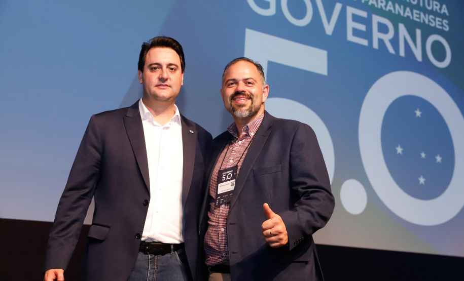 O governador Carlos Massa Ratinho Junior disse nesta quinta-feira (31), na abertura do encontro Governo 5.0, em Foz do Iguaçu, que o planejamento do Estado para os próximos anos será feito a muitas mãos, em parceria com os municípios, e que a inovação, o Novo Pensar e Novo Fazer, deve estar a serviço de todos os paranaenses. Ratinho Junior também assinou um pacote de investimentos de R$ 351 milhões nos municípios para os próximos anos.