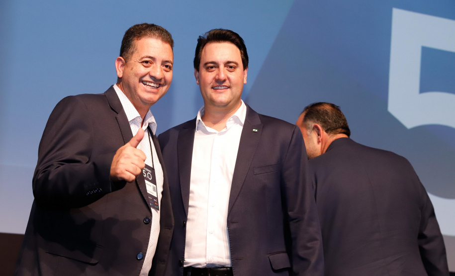 O governador Carlos Massa Ratinho Junior disse nesta quinta-feira (31), na abertura do encontro Governo 5.0, em Foz do Iguaçu, que o planejamento do Estado para os próximos anos será feito a muitas mãos, em parceria com os municípios, e que a inovação, o Novo Pensar e Novo Fazer, deve estar a serviço de todos os paranaenses. Ratinho Junior também assinou um pacote de investimentos de R$ 351 milhões nos municípios para os próximos anos.