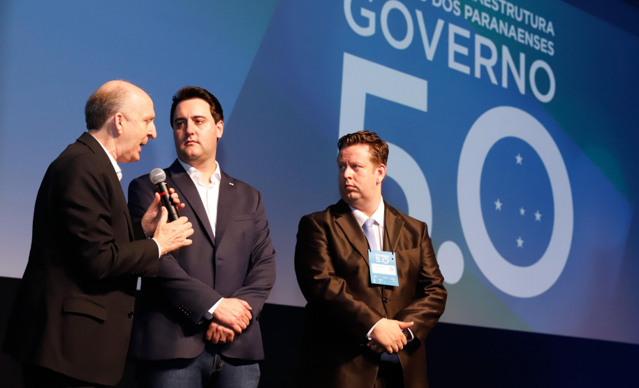 O governador Carlos Massa Ratinho Junior disse nesta quinta-feira (31), na abertura do encontro Governo 5.0, em Foz do Iguaçu, que o planejamento do Estado para os próximos anos será feito a muitas mãos, em parceria com os municípios, e que a inovação, o Novo Pensar e Novo Fazer, deve estar a serviço de todos os paranaenses. Ratinho Junior também assinou um pacote de investimentos de R$ 351 milhões nos municípios para os próximos anos.