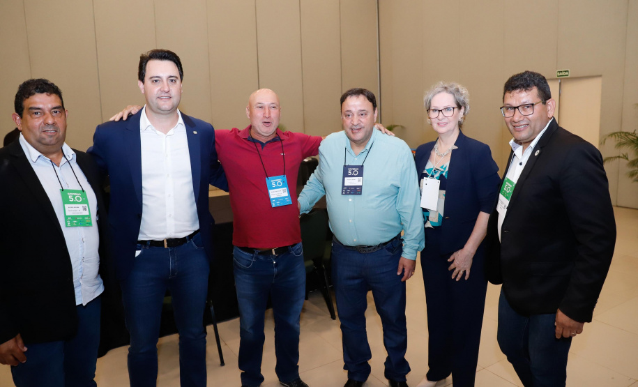 O governador Carlos Massa Ratinho Junior disse nesta quinta-feira (31), na abertura do encontro Governo 5.0, em Foz do Iguaçu, que o planejamento do Estado para os próximos anos será feito a muitas mãos, em parceria com os municípios, e que a inovação, o Novo Pensar e Novo Fazer, deve estar a serviço de todos os paranaenses. Ratinho Junior também assinou um pacote de investimentos de R$ 351 milhões nos municípios para os próximos anos.