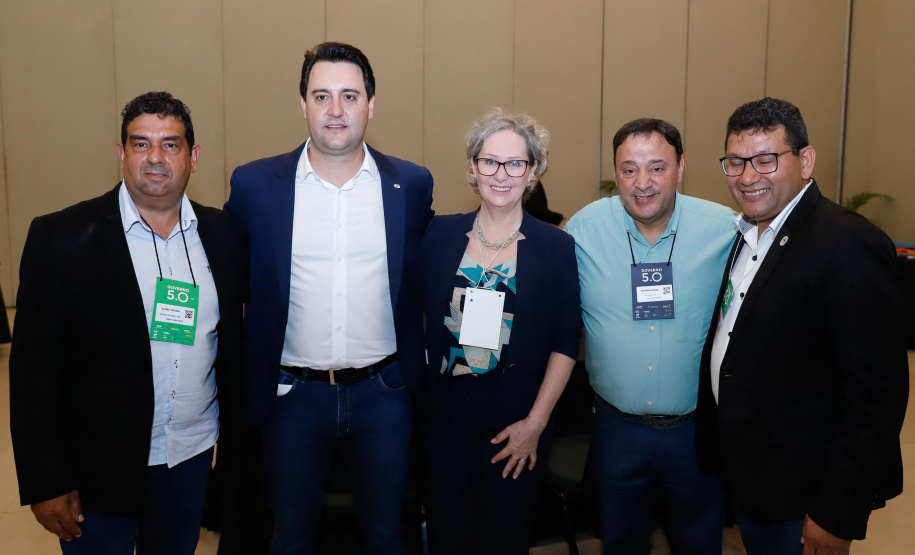 O governador Carlos Massa Ratinho Junior disse nesta quinta-feira (31), na abertura do encontro Governo 5.0, em Foz do Iguaçu, que o planejamento do Estado para os próximos anos será feito a muitas mãos, em parceria com os municípios, e que a inovação, o Novo Pensar e Novo Fazer, deve estar a serviço de todos os paranaenses. Ratinho Junior também assinou um pacote de investimentos de R$ 351 milhões nos municípios para os próximos anos.