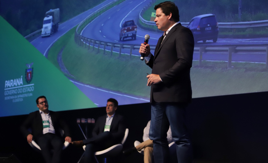 O Governo do Estado lançou nesta quinta-feira (31) a licitação da obra de ampliação da pista do aeroporto de Foz do Iguaçu, no Oeste do Paraná, investimento que vai resultar em mais voos e impulsionar o turismo da região. O lançamento foi destacado pelo secretário de Infraestrutura e Logística, Sandro Alex, na apresentação feita durante o encontro Governo 5.0, em Foz. Foto: José Fernando Ogura/AEN